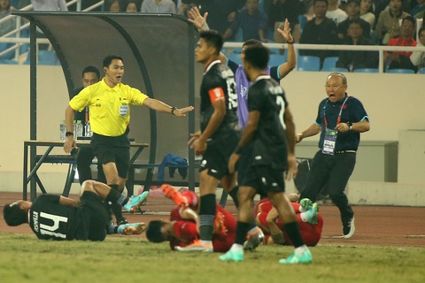 HLV Shin Tae Yong đòi trọng tài xem VAR, ông Park Hang Seo sửng cồ với cầu thủ Indonesia - Ảnh 7. HLV Shin Tae Yong đòi trọng tài xem VAR, ông Park Hang Seo sửng cồ với cầu thủ Indonesia - Ảnh 7.