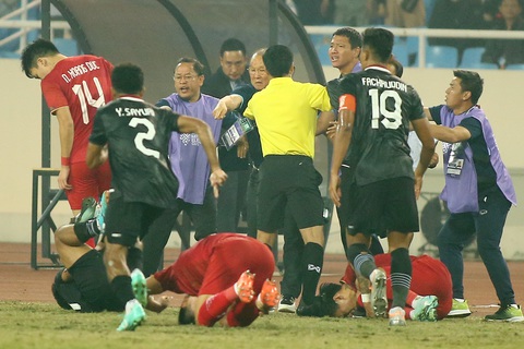 HLV Shin Tae Yong đòi trọng tài xem VAR, ông Park Hang Seo sửng cồ với cầu thủ Indonesia - Ảnh 9. HLV Shin Tae Yong đòi trọng tài xem VAR, ông Park Hang Seo sửng cồ với cầu thủ Indonesia - Ảnh 9.