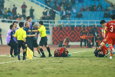 HLV Shin Tae Yong đòi trọng tài xem VAR, ông Park Hang Seo sửng cồ với cầu thủ Indonesia - Ảnh 8. HLV Shin Tae Yong đòi trọng tài xem VAR, ông Park Hang Seo sửng cồ với cầu thủ Indonesia - Ảnh 8.