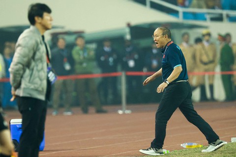 HLV Shin Tae Yong đòi trọng tài xem VAR, ông Park Hang Seo sửng cồ với cầu thủ Indonesia - Ảnh 1. HLV Shin Tae Yong đòi trọng tài xem VAR, ông Park Hang Seo sửng cồ với cầu thủ Indonesia - Ảnh 1.