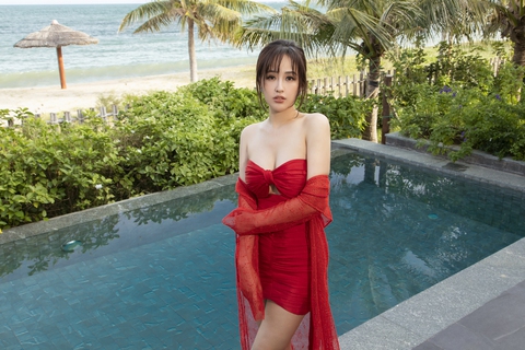 Nhiệt độ xuống thấp, Mai Phương Thúy nổi hứng khoe vai trần - Ảnh 2. Nhiệt độ xuống thấp, Mai Phương Thúy nổi hứng khoe vai trần - Ảnh 2.