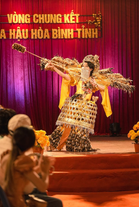 Huỳnh Lập hứa làm khán giả cười banh nóc trong Cậu Út cậu con Cúc phần 2 - Ảnh 8. Huỳnh Lập hứa làm khán giả cười banh nóc trong Cậu Út cậu con Cúc phần 2 - Ảnh 8.