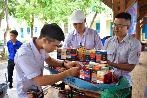 Bảo tàng ngư cụ nơi lưu giữ nét đẹp nghề cá - Ảnh 9. Các bạn sinh viên chế tạo mô hình tàu bổ sung các hiện vật cho bảo tàng