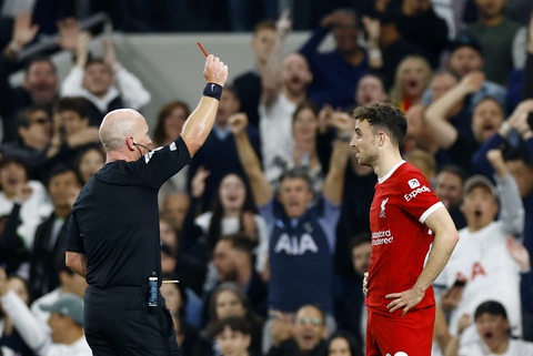 Bàn phản lưới phút cuối khiến 9 người Liverpool thua Tottenham - Ảnh 5. Jota nhận thẻ vàng thứ 2 rời sân khiến Liverpool chỉ còn chơi với 9 người - Ảnh: REUTERS