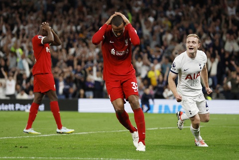Bàn phản lưới phút cuối khiến 9 người Liverpool thua Tottenham - Ảnh 4. Matip ôm đầu sau pha đá phản lưới nhà khiến Liverpool thua Tottenham - Ảnh: REUTERS