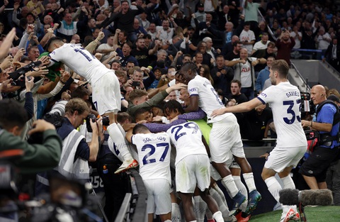 Bàn phản lưới phút cuối khiến 9 người Liverpool thua Tottenham - Ảnh 3. Các cầu thủ Tottenham vỡ òa sau pha đá phản lưới nhà của Matip - Ảnh: REUTERS