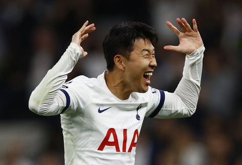 Bàn phản lưới phút cuối khiến 9 người Liverpool thua Tottenham - Ảnh 1. Niềm vui của Son Heung Min sau khi ghi bàn vào lưới Liverpool - Ảnh: REUTERS