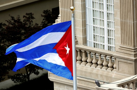 Quốc kỳ Cuba tung bay trong gió tại Đại sứ quán Cuba ở Washington - Ảnh: REUTERS Quốc kỳ Cuba tung bay trong gió tại Đại sứ quán Cuba ở Washington - Ảnh: REUTERS