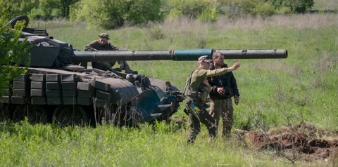 Ukraine phản công chậm - Liệu Mỹ và phương Tây có rút ra bài học? - Ảnh 1. Một người lính hướng dẫn đội xe tăng trong cuộc tập trận ở Ukraine vào ngày 5- 5 - Ảnh: GLOBAL IMAGES UKRAINE