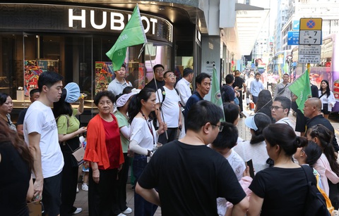 Đường sắt Trung Quốc lập kỷ lục vận chuyển du khách trong Tuần lễ vàng - Ảnh 7. Hong Kong ghi nhận gần 123.000 du khách đại lục đến đặc khu hành chính này trong ngày đầu tiên của Tuần lễ vàng. Chính quyền kỳ vọng sẽ đón khoảng 1 triệu du khách đại lục trong kỳ nghỉ - Ảnh: SCM