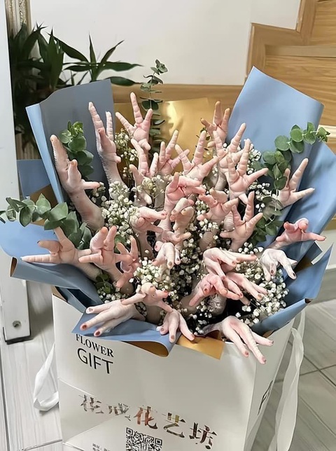 Ảnh vui 1-10: Thanh niên coi 'bốn bể là nhà' - Ảnh 4. Bó hoa dành cho những ai hở ra là đòi... chân gà.
