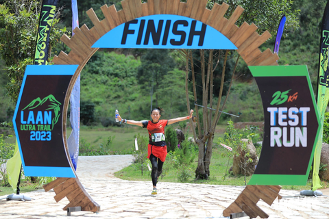 Đà Lạt khôi phục đường chạy trail 100km trong rừng - Ảnh 1. Vận động viên chạy trail hoàn tất việc thử đường chạy trail 100km của giải LAAN Ultra Trail 2023 - Ảnh: M.V.