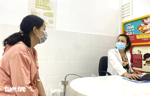 Bị ngứa mạn tính có thể do tâm lý, thần kinh - Ảnh 1. Bệnh nhân đến Bệnh viện Da liễu TP.HCM khám vì ngứa tái phát - Ảnh: X.MAI