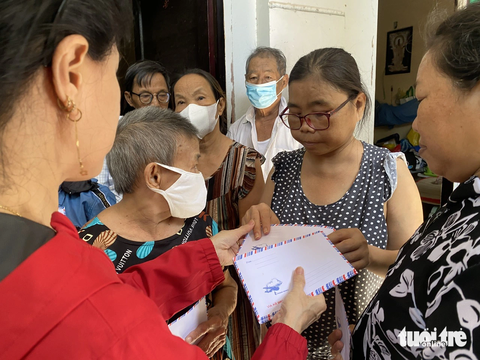 Bà Chung vừa chạy thận và sống dựa vào quà tặng từ các đoàn từ thiện - Ảnh: B.D. Bà Chung chạy thận và sống dựa vào quà tặng từ các đoàn từ thiện - Ảnh: B.D.