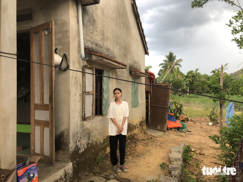 Thoa trước căn nhà nơi cả nhà đang ở tại Quế Sơn, Quảng Nam - Ảnh: B.D. Thoa trước căn nhà nơi cả nhà đang ở tại Quế Sơn, Quảng Nam - Ảnh: B.D.