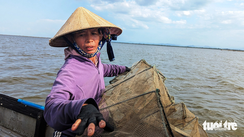 Đời ngư dân trên phá Tam Giang - Ảnh 2. Bà Trần Thị Ba, vợ ông Tường, thả lừ trên phá Tam Giang