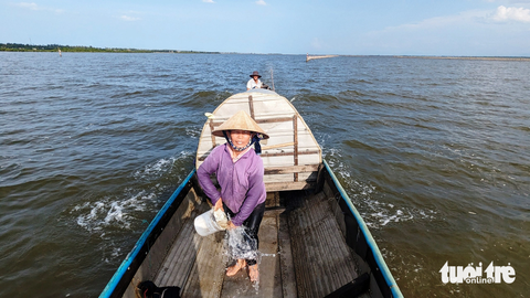 Đời ngư dân trên phá Tam Giang - Ảnh 7. Vợ chồng ông Trần Tường dong ghe ra khu đầm phá để thả lừ
