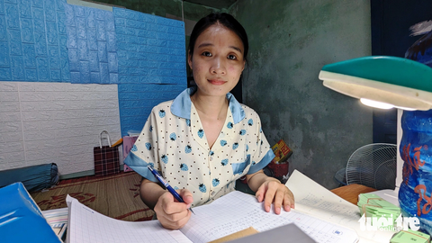 Đời ngư dân trên phá Tam Giang - Ảnh 8. Na - cô con gái út vừa tốt nghiệp Trường ĐH Ngoại ngữ Huế và được học bổng du học tại Nhật - là niềm hy vọng của gia đình ông Trần Tường thoát cảnh đời lam lũ