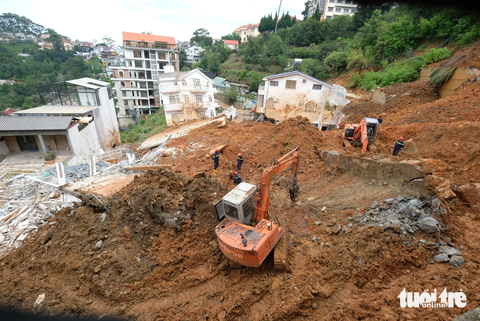 Đà Lạt khởi tố 4 cán bộ liên quan vụ sạt lở taluy chết 2 người - Ảnh 4. Khi sạt lở ta luy xảy ra cơ quan chức năng phát hiện nhiều sai phạm trong giám sát thi công - Ảnh: M.V