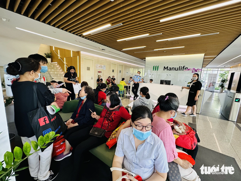 Manulife trả hơn 1.500 tỉ tiền hủy hợp đồng, mạnh tay cắt thưởng đại lý bảo hiểm - Ảnh 1. Nhóm khách hàng tới Công ty bảo hiểm Manulife (Q.7, TP.HCM) để khiếu nại về việc đã bị tư vấn mập mờ, bị "hô biến" tiền gửi tiết kiệm ở Ngân hàng SCB thành bảo hiểm nhân thọ "Tâm an đầu tư" của Manulife - Ảnh: BÔNG MAI