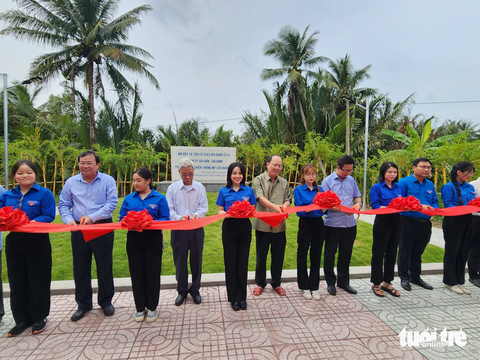 Khánh thành bia tưởng niệm Liên Quận ủy 4, Thành ủy Sài Gòn - Gia Định - Ảnh 1. Phó bí thư Thành ủy TP.HCM Nguyễn Hồ Hải (thứ 6 từ trái sang) cùng lãnh đạo tỉnh Trà Vinh cắt băng khánh thành bia tưởng niệm - Ảnh: HOÀI THƯƠNG