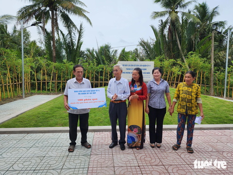 Khánh thành bia tưởng niệm Liên Quận ủy 4, Thành ủy Sài Gòn - Gia Định - Ảnh 2. Ban liên lạc Liên Quận ủy 4 và Quận ủy Gò Vấp đã trao tặng 100 phần quà dành cho gia đình nuôi giấu cán bộ - Ảnh: HOÀI THƯƠNG