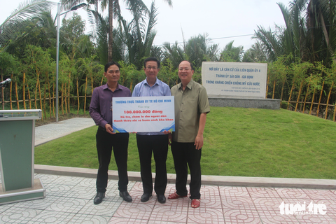 Khánh thành bia tưởng niệm Liên Quận ủy 4, Thành ủy Sài Gòn - Gia Định - Ảnh 3. Ông Phạm Đức Hải - phó Ban Tuyên giáo Thành ủy TP.HCM (giữa) - đại diện Thành ủy TP.HCM trao tặng 100 triệu đồng hỗ trợ, chăm lo cho người dân, thanh thiếu nhi có hoàn cảnh khó khăn ở Trà Vinh - Ảnh: HOÀI THƯƠNG