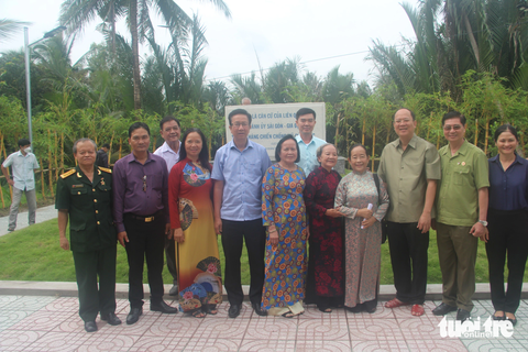 Khánh thành bia tưởng niệm Liên Quận ủy 4, Thành ủy Sài Gòn - Gia Định - Ảnh 4. Ông Nguyễn Hồ Hải cùng lãnh đạo TP.HCM chụp ảnh lưu niệm tại bia tưởng niệm - Ảnh: HOÀI THƯƠNG