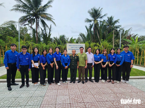 Khánh thành bia tưởng niệm Liên Quận ủy 4, Thành ủy Sài Gòn - Gia Định - Ảnh 5. Các bạn đoàn viên thanh niên chụp ảnh lưu niệm - Ảnh: HOÀI THƯƠNG