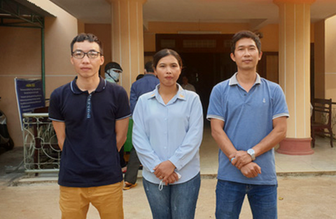 Từ trái qua: các giáo viên Nguyễn Tuấn Anh, H'Dim Niê K'Đăm, Nguyễn Ánh Dương sau phiên xét xử sơ thẩm năm 2022. Hai giáo viên khác bận công tác xa, nuôi con nhỏ không dự được - Ảnh: TRUNG TÂN Từ trái qua: các giáo viên mất việc Nguyễn Tuấn Anh, H'Dim Niê K'Đăm, Nguyễn Ánh Dương sau phiên xét xử sơ thẩm năm 2022. Hai giáo viên khác bận công tác xa, nuôi con nhỏ không dự được - Ảnh: TRUNG TÂN
