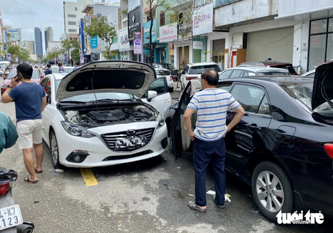 Mùa mưa tới, chạy xe ô tô qua đường ngập phải lưu ý gì? - Ảnh 2. Hàng trăm xe chết máy nằm la liệt trên đường Lê Duẩn, Đà Nẵng vì tài xế không kịp xử lý tình huống trong đêm mưa lớn gây ngập tuyến đường này - Ảnh: TRƯỜNG TRUNG