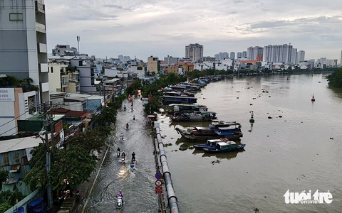 Vừa mưa vừa triều cường, nước kênh TP.HCM cao hơn đường, lục bình tràn lên bờ - Ảnh 4. Mỗi đợt triều cường, không phân biệt được đâu là đường đâu là kênh