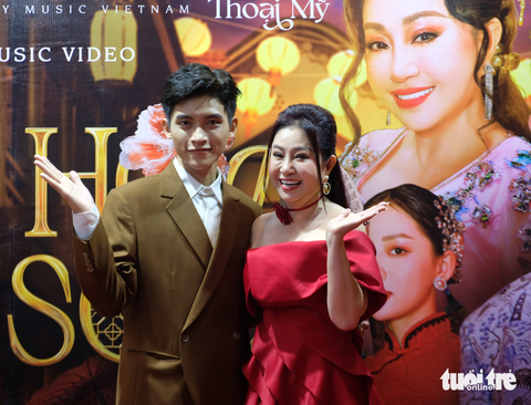 Nghệ sĩ Thoại Mỹ và ca sĩ trẻ H-Kray trong buổi gặp gỡ báo chí chiều 1-10 - Ảnh: LINH ĐOAN Nghệ sĩ Thoại Mỹ và ca sĩ trẻ H-Kray trong buổi gặp gỡ báo chí chiều 1-10 - Ảnh: LINH ĐOAN