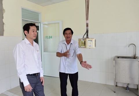 13 bệnh nhân suy thận được chạy thận nhân tạo tại Cần Giờ - Ảnh 5. Bác sĩ Trần Văn Khanh (trái) cùng bác sĩ Đoàn Ngọc Huệ kiểm tra đường dẫn hệ thống phòng ốc tại Bệnh viện Cần Giờ vào cuối tháng 8-2023 - Ảnh: DUYÊN PHAN