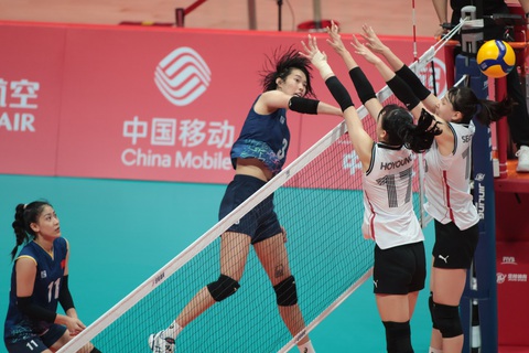 Asiad 19 ngày 1-10: Nhi Yến vào chung kết 200m nữ - Ảnh 2. Pha tấn công trên lưới của Thanh Thúy trước hàng chắn Hàn Quốc - Ảnh: QUÝ LƯỢNG