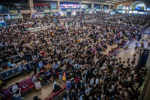 Hành khách ngồi la liệt tại ga xe lửa Hán Khẩu ở thành phố Vũ Hán, Trung Quốc để chờ tàu đi du lịch. Hàng chục triệu người Trung Quốc sẽ đi du lịch trong kỳ nghỉ thu 8 ngày năm nay, bắt đầu từ 29-9. Đây là kỷ nghỉ dài ngày nhất kể từ sau khi Trung Quốc gỡ bỏ những hạn chế phòng COVID-19 vào tháng 12-2022 - Ảnh: AP Hành khách ngồi la liệt tại ga xe lửa Hán Khẩu ở thành phố Vũ Hán, Trung Quốc để chờ tàu đi du lịch. Hàng chục triệu người Trung Quốc sẽ đi du lịch trong kỳ nghỉ thu 8 ngày năm nay, bắt đầu từ 29-9. Đây là kỷ nghỉ dài ngày nhất kể từ sau khi Trung Quốc gỡ bỏ những hạn chế phòng COVID-19 vào tháng 12-2022 - Ảnh: AP