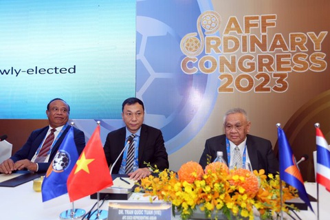 Chủ tịch AFF mong chờ tuyển Việt Nam có mặt ở World Cup 2026 - Ảnh 2. Chủ tịch VFF (giữa) tại Đại hội thường niên AFF năm 2023 tại TP.HCM - Ảnh: TUẤN HỮU