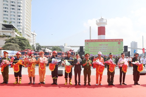 Hơn 2.000 người cùng trực thăng diễn tập chữa cháy tại Quảng Ninh - Ảnh 5. Cuộc diễn tập chữa cháy, cứu nạn quy mô lớn nhất từ trước đến nay tại Quảng Ninh được đánh giá thành công, đặt ra những tình huống với yêu cầu cao - Ảnh: ĐỖ PHƯƠNG
