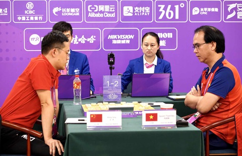 Cờ tướng đoạt HCB duy nhất trong ngày 1-10 cho Việt Nam tại Asiad 19 - Ảnh 1. Cờ tướng Việt Nam (phải) giành HCB đồng đội nam nữ tại Asiad 19 - Ảnh: QUÝ BẢNG