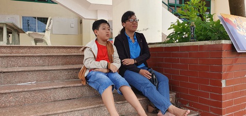 Giải bóng đá công nhân toàn quốc: Dắt con nhỏ đi cổ vũ - Ảnh 1. Hai mẹ con cổ động viên chăm chú theo dõi trận đấu tại Giải bóng đá công nhân toàn quốc - Ảnh: LÊ DÂN