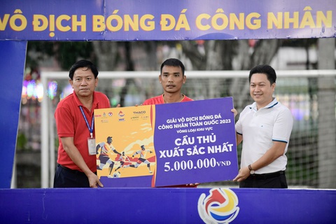 Công đoàn Kiên Giang vô địch Giải bóng đá công nhân toàn quốc khu vực Tây Nam Bộ - Ảnh 5. Nhà báo Hoàng Trí Dũng, trưởng VP đại diện báo Tuổi Trẻ tại Cần Thơ (bìa trái), trao danh hiệu "Cầu thủ xuất sắc nhất" cho Đặng Minh Thiện - Ảnh: QUANG ĐỊNH