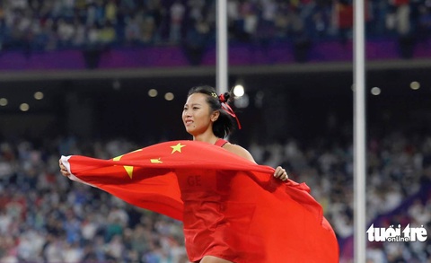 'Mỹ nhân nước rút' Trung Quốc bị hàng trăm phóng viên bao vây sau khi giành HCV Asiad 19 - Ảnh 3. Cô gái sinh năm 1997 chạy khắp sân Olympic Hàng Châu để ăn mừng cùng người hâm mộ - Ảnh: ĐỨC KHUÊ