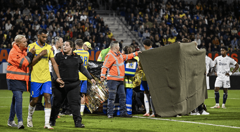 Trận đấu giữa Ajax và RKC Waalwijk hủy bỏ ở phút 84 sau khi thủ môn Etienne Vaessen bất tỉnh trên sân - Ảnh: Olaf Kraak / ANP Đội ngũ y tế che chắn khi cấp cứu cho thủ môn Etienne Vaessen nằm bất tỉnh trên sân - Ảnh: Olaf Kraak/ANP