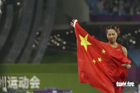 'Mỹ nhân nước rút' Trung Quốc bị hàng trăm phóng viên bao vây sau khi giành HCV Asiad 19 - Ảnh 2. Ge Manqi rơi lệ khi biết mình đã chiến thắng ở nội dung 100m nữ - Ảnh: ĐỨC KHUÊ