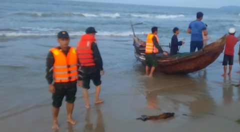 Hai học sinh đuối nước khi đi tắm biển cùng nhóm bạn - Ảnh 1. Lực lượng chức năng tìm kiếm tung tích hai học sinh đuối nước ở bãi biển thuộc xã Giang Hải (huyện Phú Lộc, Thừa Thiên Huế) - Ảnh: N.V