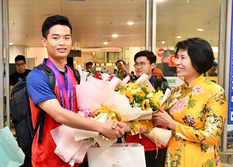 Xạ thủ Phạm Quang Huy về nước, được thưởng gần 1 tỉ đồng - Ảnh 1. Bà Lê Thị Hoàng Yến, phó cục trưởng Cục TDTT, đón Phạm Quang Huy tại sân bay Nội Bài - Ảnh: TDTT