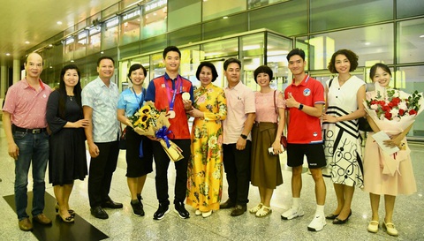 Xạ thủ Phạm Quang Huy về nước, được thưởng gần 1 tỉ đồng - Ảnh 2. Bố mẹ, người thân ra đón Quang Huy tại sân bay - Ảnh: TDTT