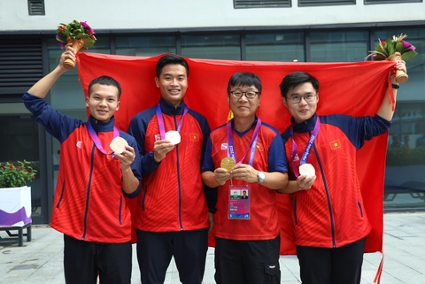 Nhà vô địch Asiad 19 Phạm Quang Huy trả lời độc quyền Tuổi Trẻ - Ảnh 3. Quang Huy và hai người đồng đội nội dung 10m súng ngắn hơi nam cùng chuyên gia Park Chung Gun (thứ hai từ phải sang) - Ảnh: QUÝ LƯỢNG