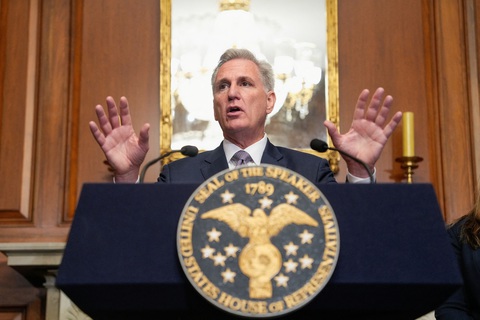 Chủ tịch Hạ viện Mỹ Kevin McCarthy trao đổi với báo giới sau khi dự luật tạm thời được thông qua tại Washington, ngày 30-9 - Ảnh: REUTERS Chủ tịch Hạ viện Mỹ Kevin McCarthy trao đổi với báo giới sau khi dự luật tạm thời được thông qua tại Washington, ngày 30-9 - Ảnh: REUTERS
