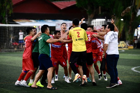 Công đoàn Kiên Giang vô địch Giải bóng đá công nhân toàn quốc khu vực Tây Nam Bộ - Ảnh 8. Các cầu thủ Kiên Giang hạnh phúc sau khi đánh bại An Giang để lên ngôi vô địch - Ảnh: QUANG ĐỊNH
